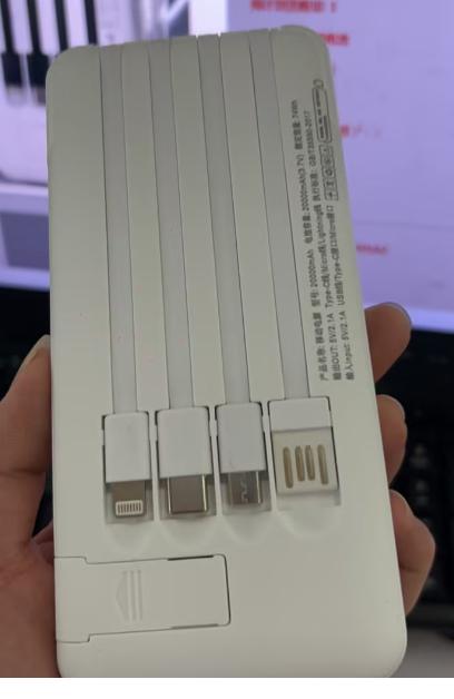 mini-charger-powerbank-weiss-in-hand